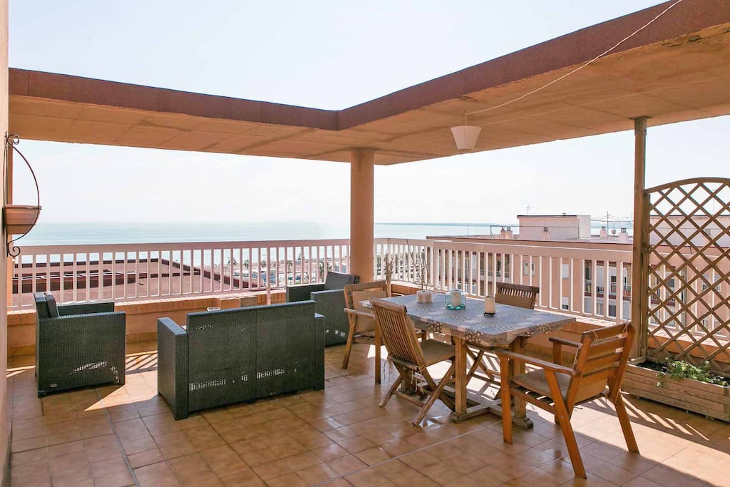 Espectacular terraza con vistas a la playa. Spectacular terrace overlooking the beach.
