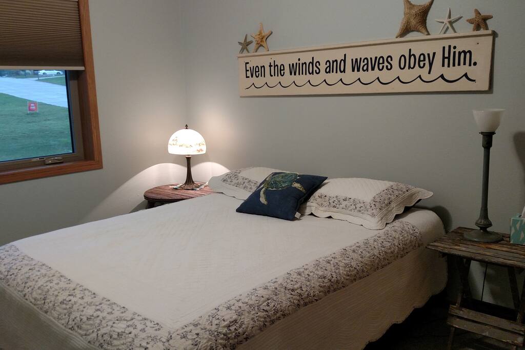 Guest bedroom with queen bed