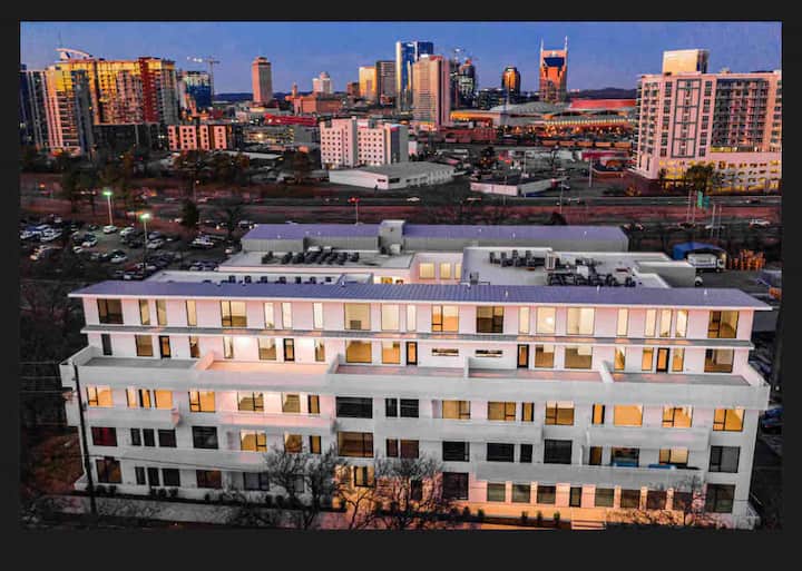 Skyline View • Modern 1br • Pool & Free Parking - Nashville, TN