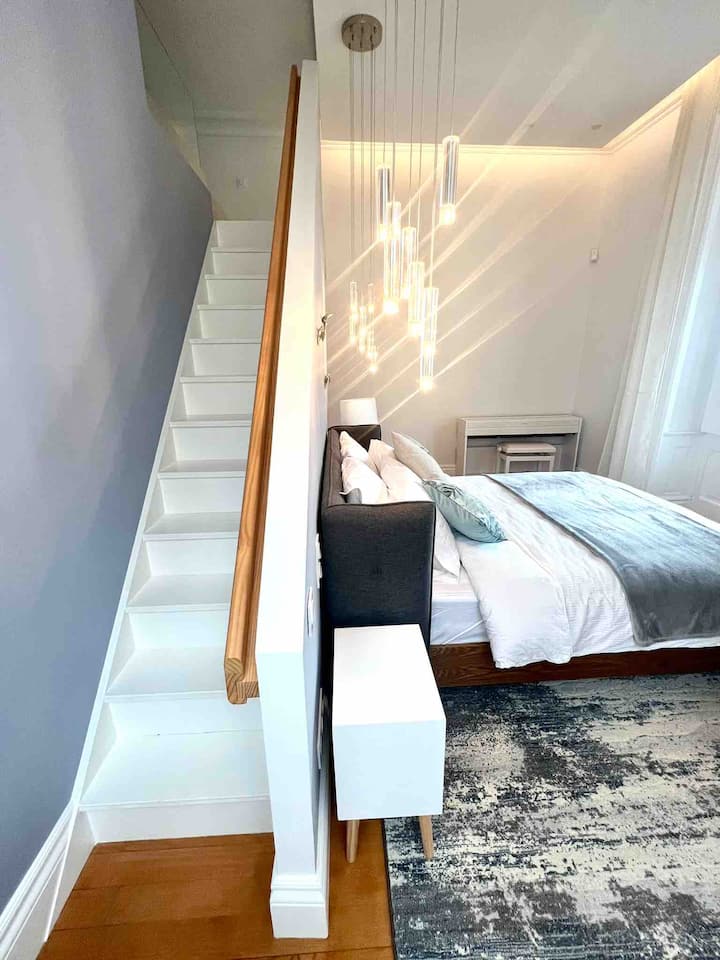 ห้องนอนสวยงามพร้อมพื้นที่ทำงานและชั้นลอยพร้อมเตียงเสริม 2 เตียง 