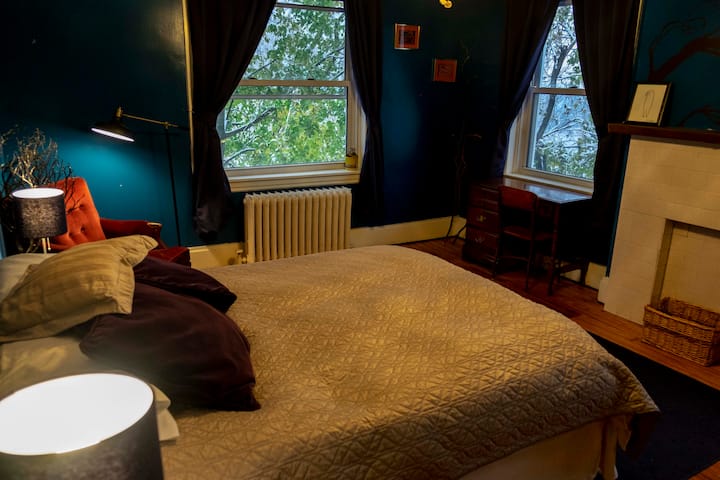 主卧室位于森林树冠上，可欣赏俄亥俄河谷的壮丽景色