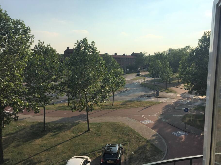 Dit is het uitzicht vanaf het Franse balkon in de woonkamer. Vanuit dit balkon zie je ook de gratis parkeermogelijkheid recht voor de deur.