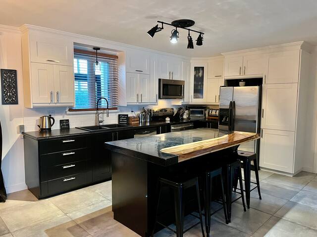 Superbe maison, terrain intime, spa et billard! gallery image 4