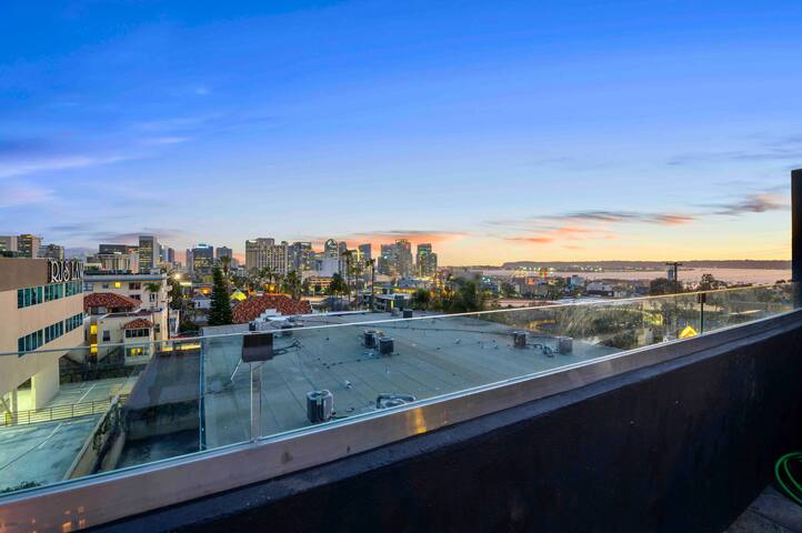 Lux Tri Level Home Rooftop Jacuzzi Jetliner Views gallery image 4