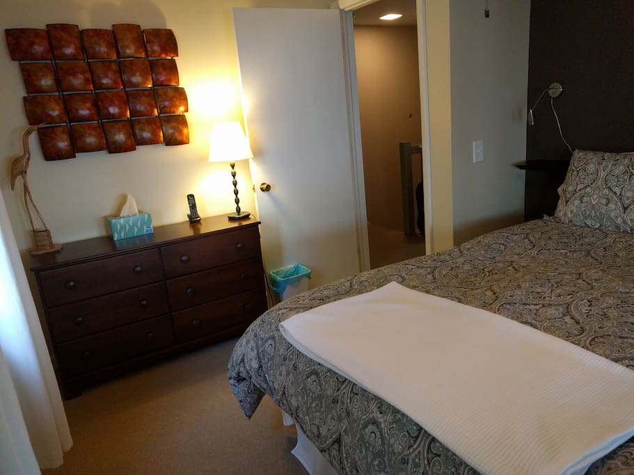 2nd bedroom - Queen bed w Casper mattress