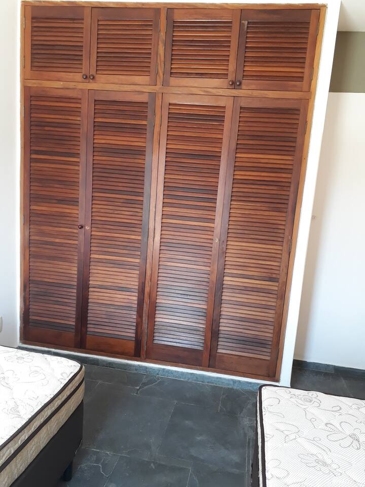 Slaapkamer 2: 2 eenpersoons kingsize bedden is geschikt voor 1 extra standaard eenpersoonsbed