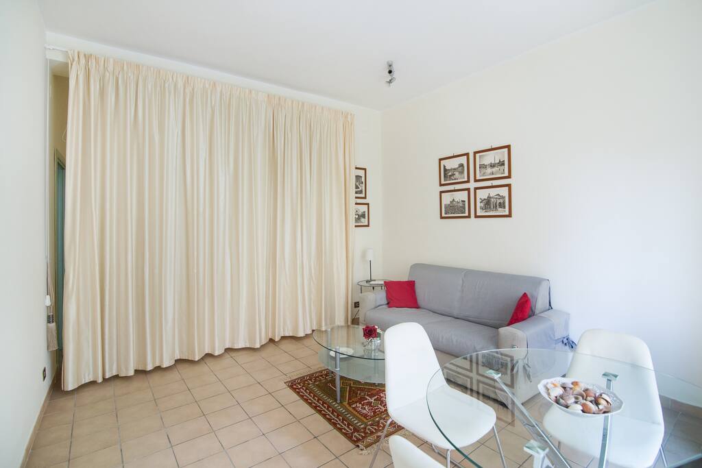 Chiudendo la tenda, tra l'ingresso e il salotto , si ha la terza camera con letto matrimoniale