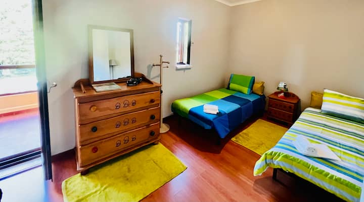 Двокреветна соба со балкон и базен во градината 