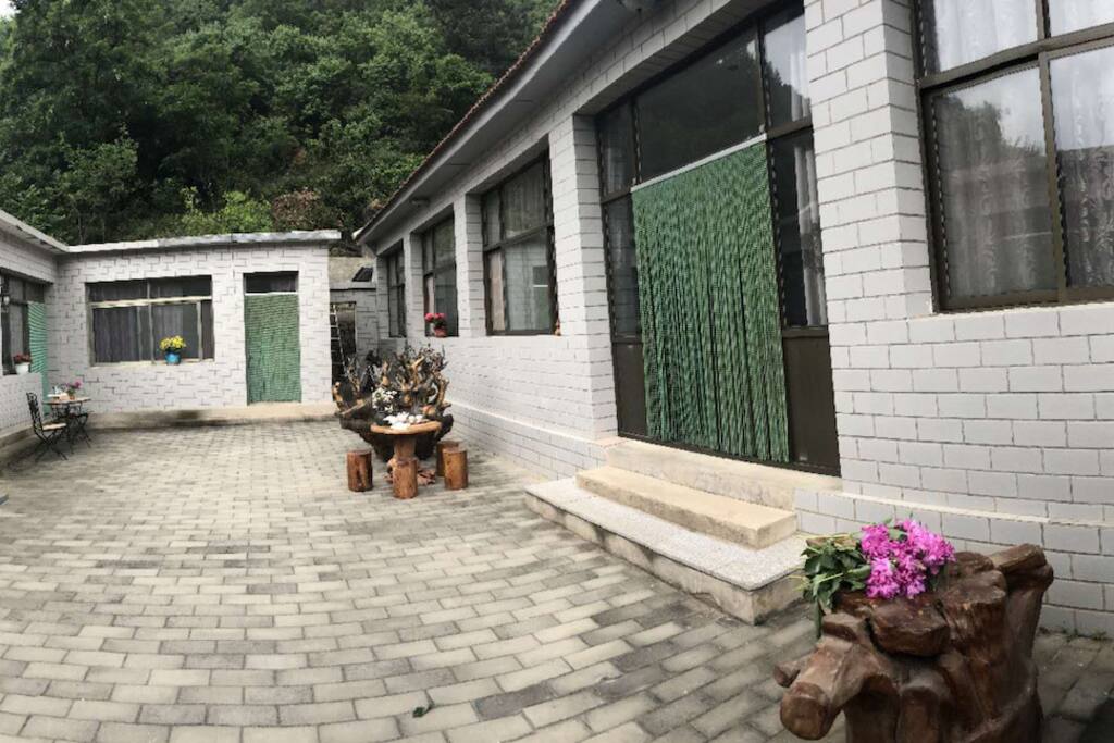 干净整洁的大院,最适合志趣相投的人聚在一起,玩一会儿扑克牌,烤几个串,喝点儿小酒,说上几句醉话,然后沉沉的睡去。