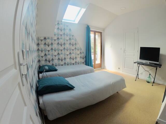 APPENDIX: 35 m2 room, bathroom, kitchen, terrace.