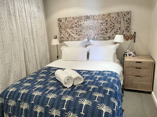 Clovelly lux Beachfront | 25m to Ocean • Sleeps 6 gallery image 5