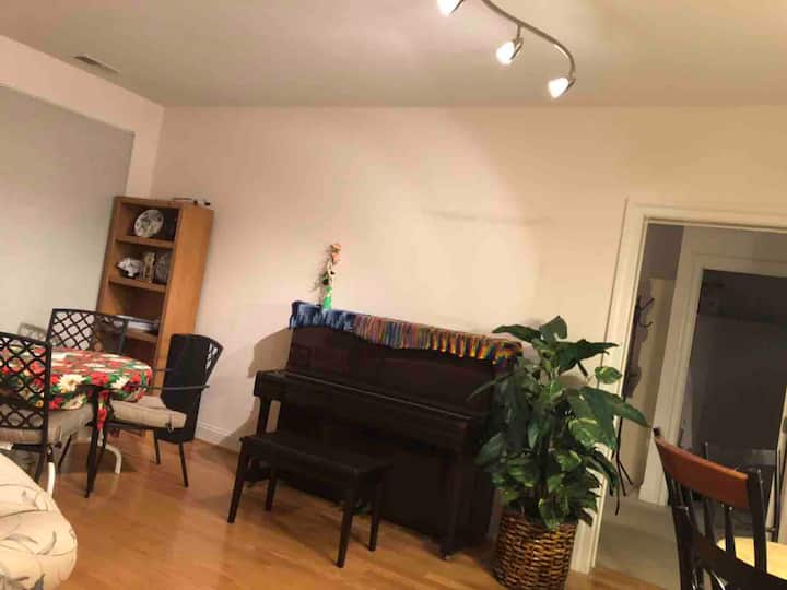 Private Suite In The Heart Of Town Square - Rockville, MD