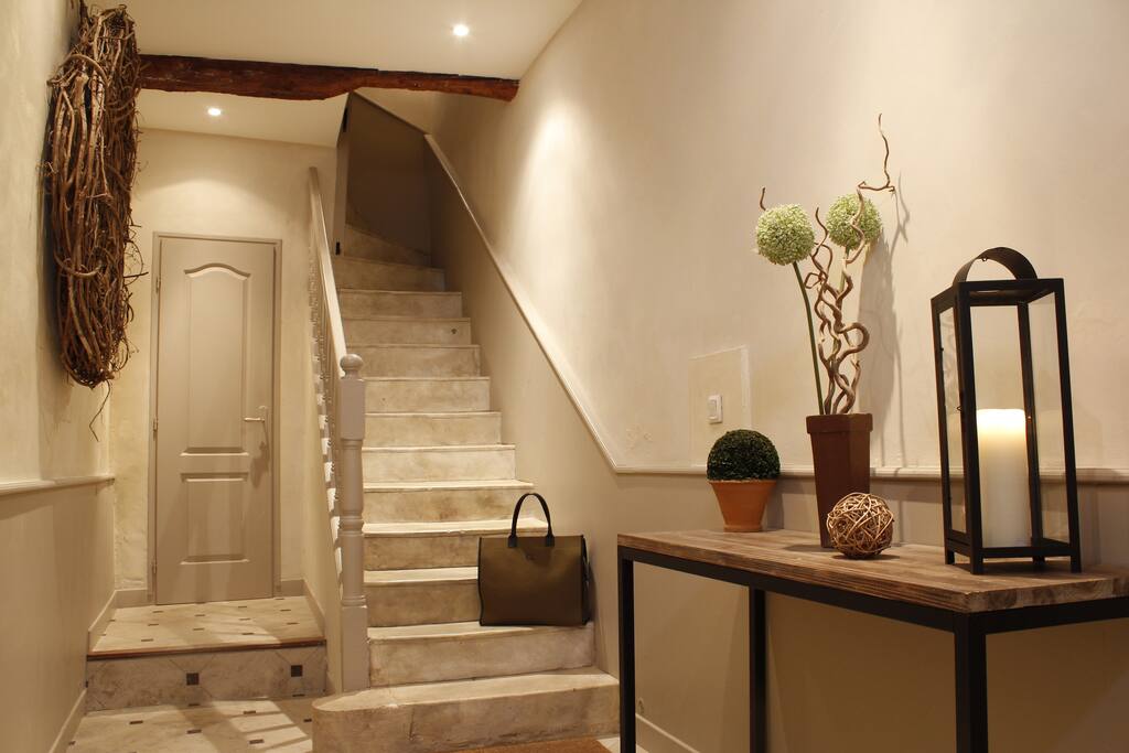 Entrée de la maison avec accès direct au garage privé
