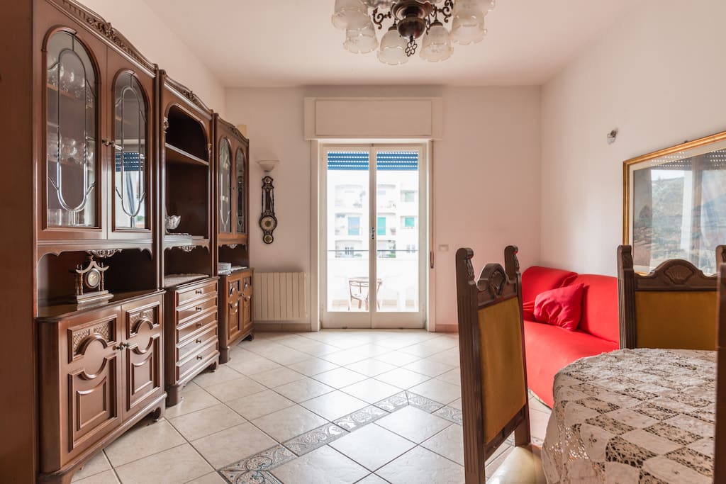 Ampio salone con divano letto matrimoniale e terrazzo esterno.