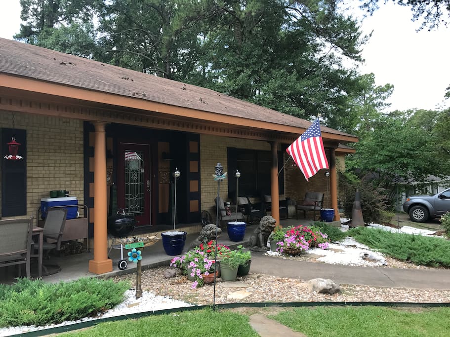 Porch & Outdoor sitting area for guest use