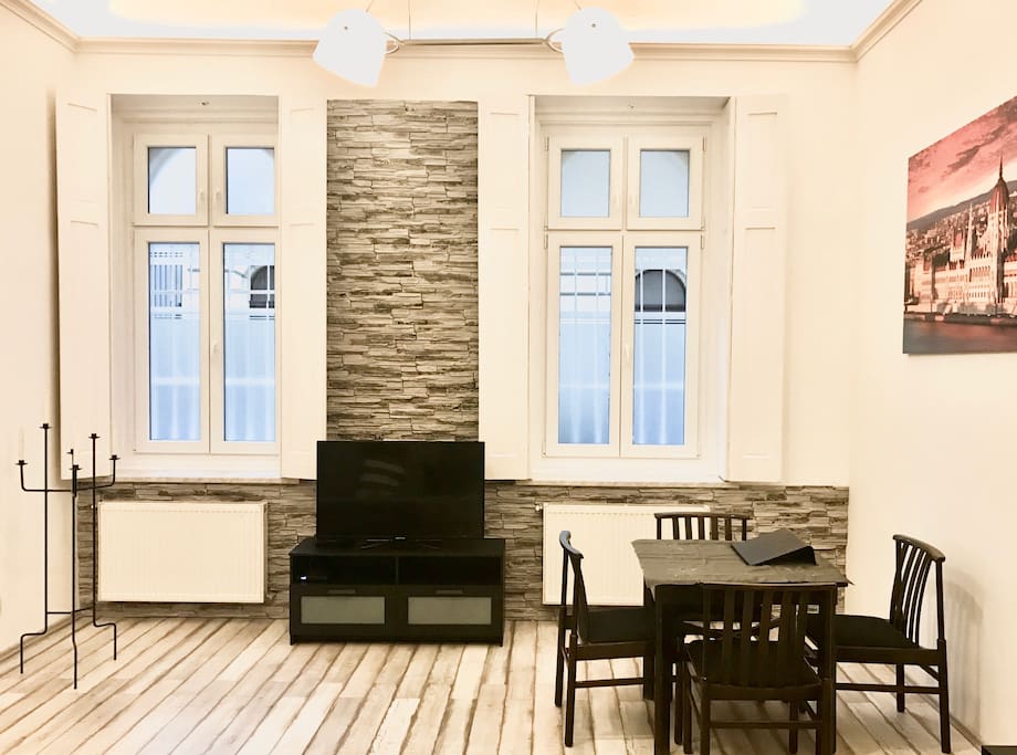Livingroom, free Wi-fi, and calbe TV.