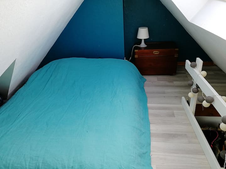 Deuxième chambre. Lit double sur mezzanine.