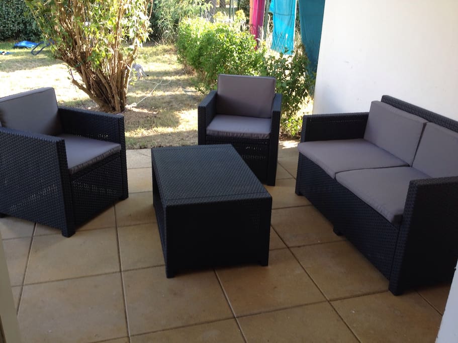 terrasse avec salon de jardin
