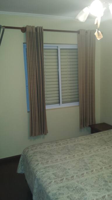 Quarto com cama de casal, Armário, TV, Ar Condivionado e Ventilador no Teto
