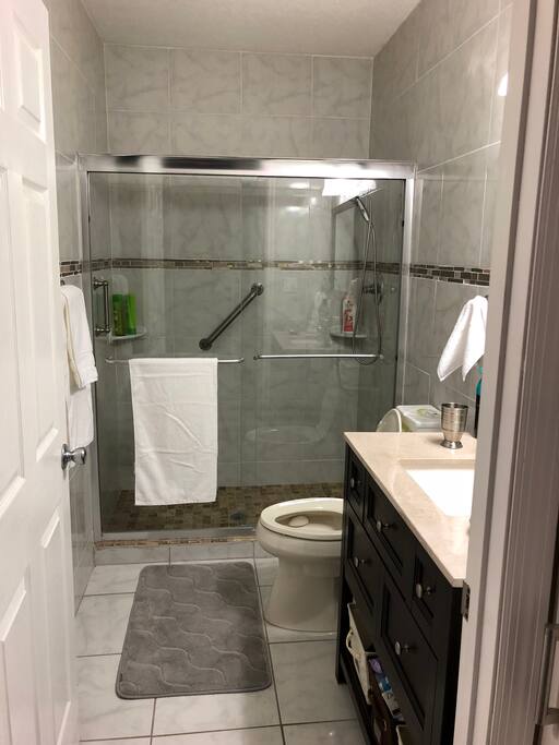 Fully equipped master bathroom