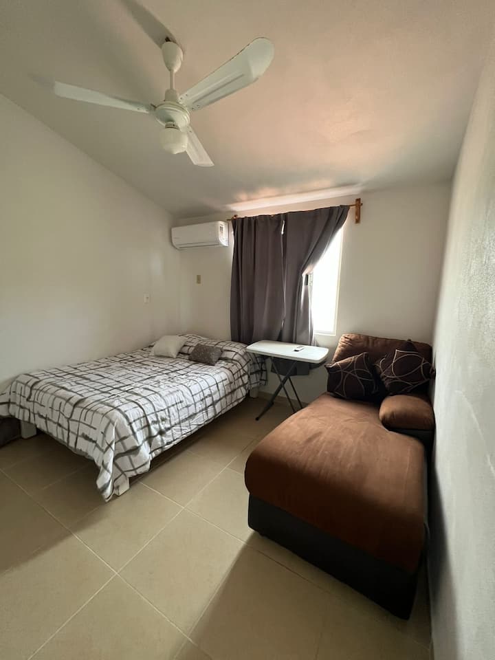 Vstup do druhej izby s pohovkou, šatníkom a klimatizáciou.