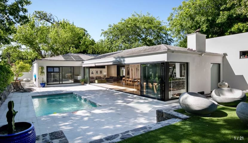 Modern entertainer’s delight with inverter+battery