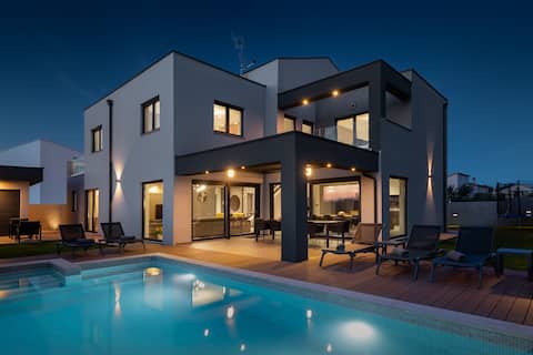 Villa Nea, spacious and modern with private pool