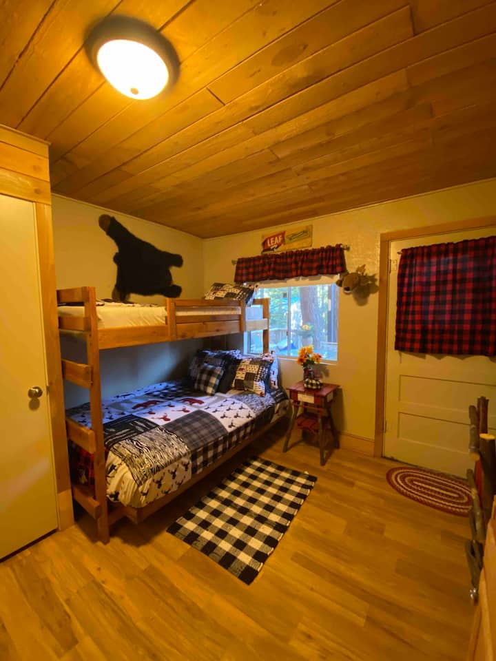 Двуетажна стая. Отгоре има 2 отделни легла. Долу. Телевизор с Roku, разположен в двуетажна стая. 