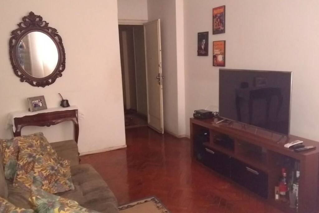 Sala com TV, sofá e TV