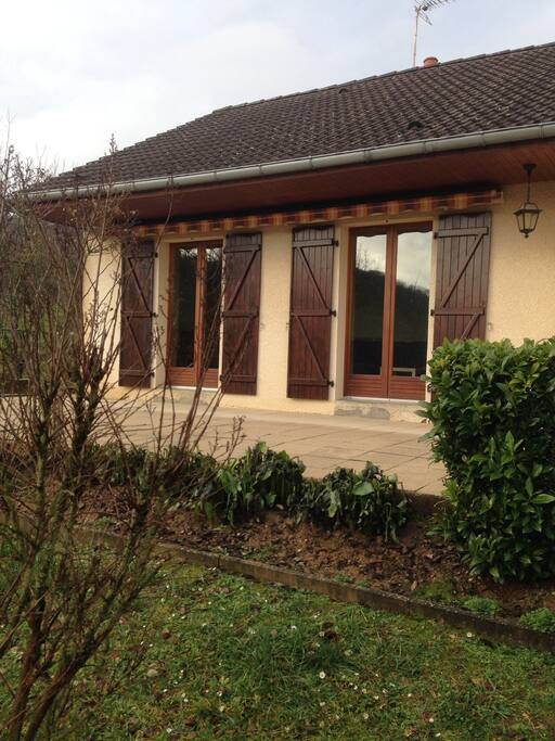 Terrasse spacieuse avec accès direct à la cuisine et store-ban électrique