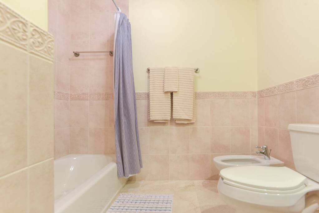 Queen Suite (Daffodil Room) en-suite bath room