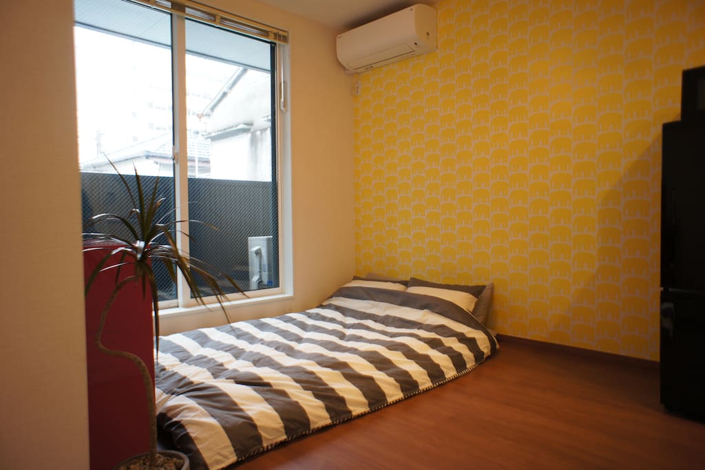 Semi-double size futon bed for 1-2 guests セミダブルサイズの布団セットで1〜2名様にお泊まり頂けます