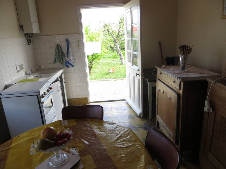 cuisine vue du couloir vers la porte d'entrée du logement