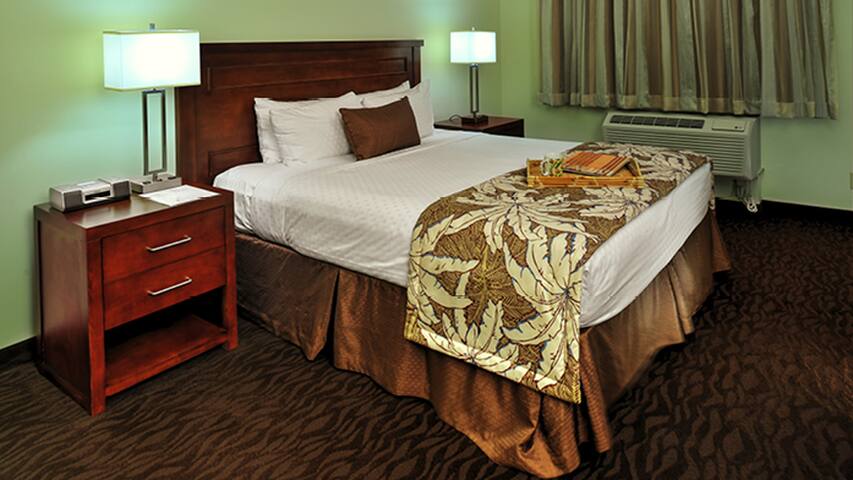 OCEAN FRONT 2-Bedroom Apt w/ Full Kitchen! gallery image 3