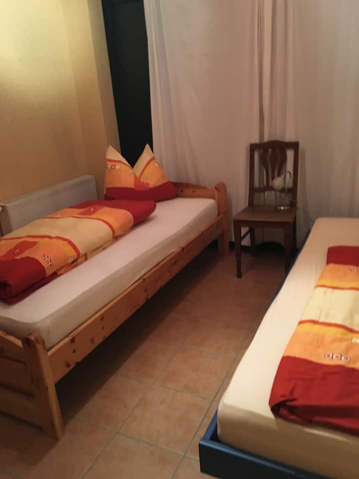 2 מיטות יחיד בקומת הקרקע 