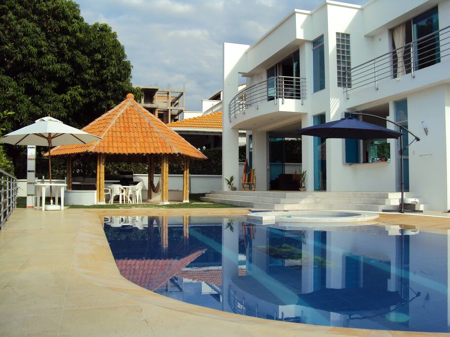 Exclusiva y elegante casa en arriendo para disfrutar.