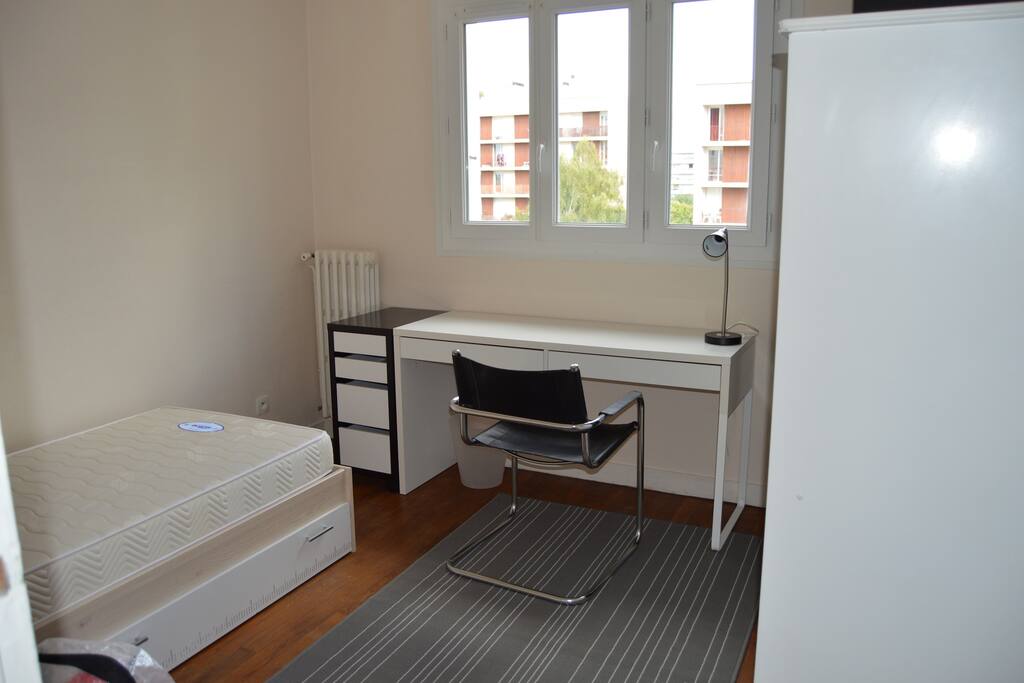 Chambre avec lit simple (bureau, fauteuil, lampe)