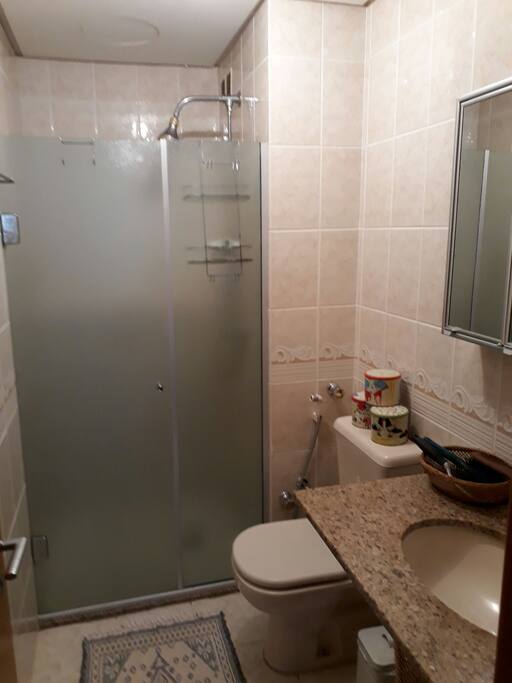 banheiro em frente ao quarto, com box privada e pia. água quente.