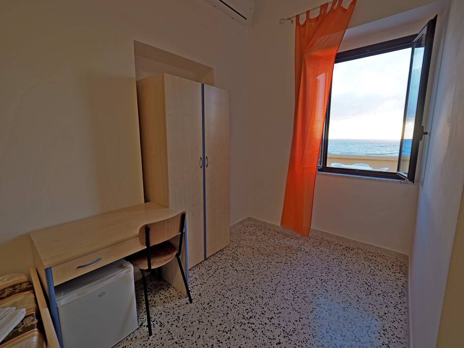 Camera Tripla, armadio, scrivania e frigo