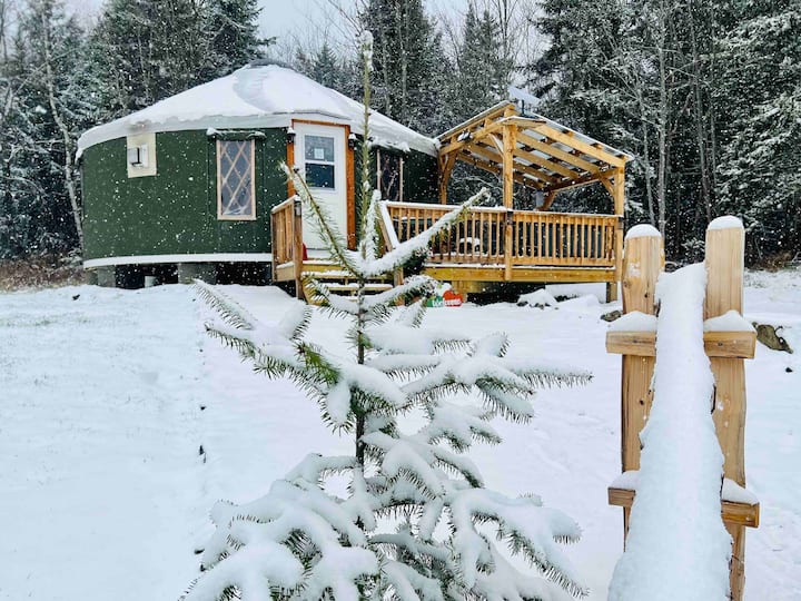 Luxury Yurt w/Private Hot Tub 15 min to Jay Peak Yurts for Rent in