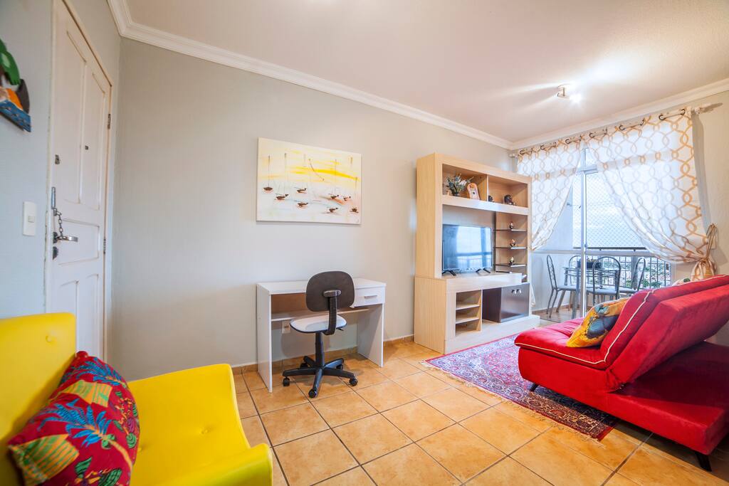 Sala de estar com Sofa-Cama, Rack, TV, Escrivaninha, cadeira e mais