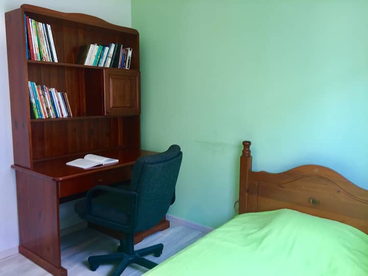 2e chambre avec bureau