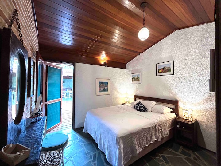 A- Tenório海滩的双人宿舍标准双人床，带分体式空调 