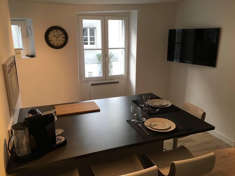 A l'intérieur de ce charmant duplex, la vie se déroule autour de cet ilot central...