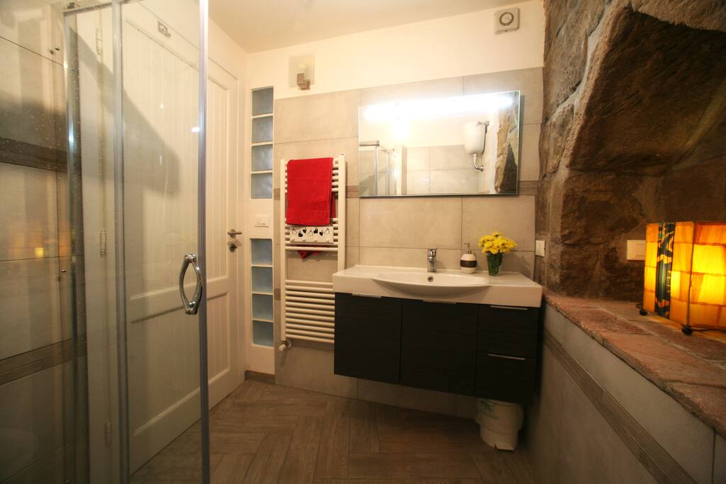 Bagno piano terra con doccia molto spaziosa