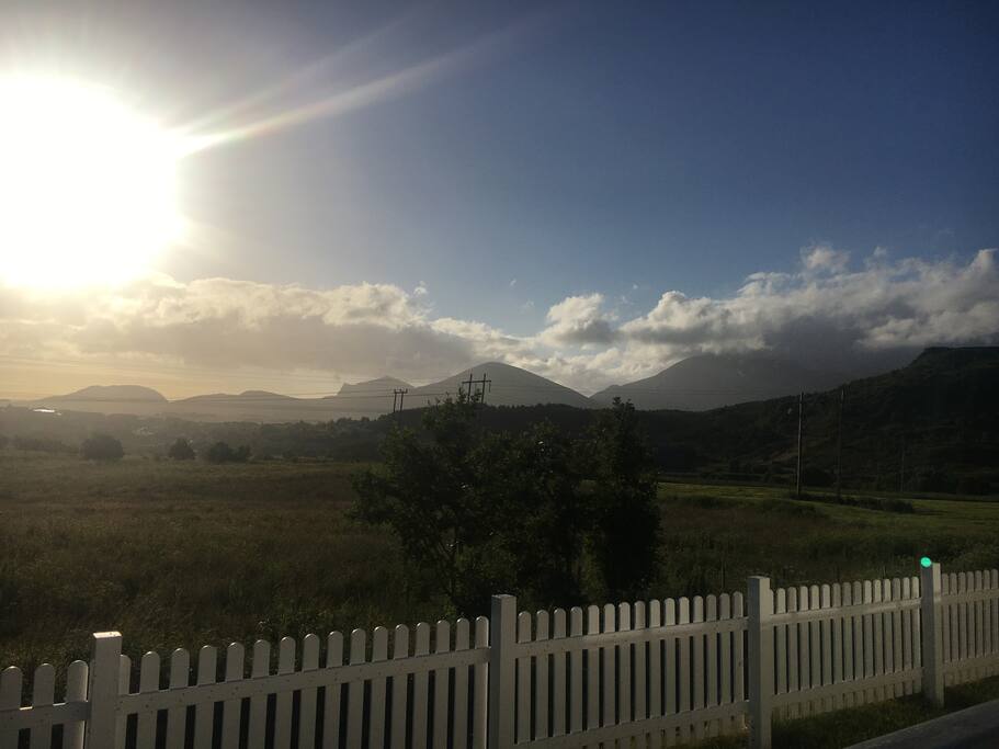 Utsikt fra veranda på kveldstid, fantastiske solforhold