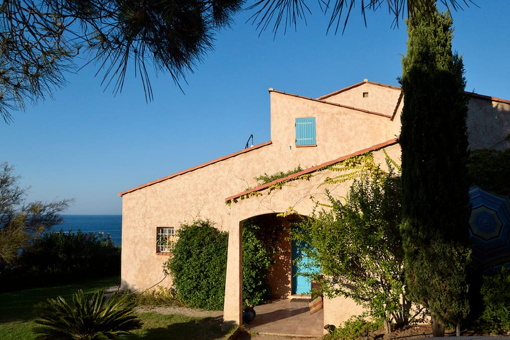 La villa, avec jardin, piscine et vue mer.