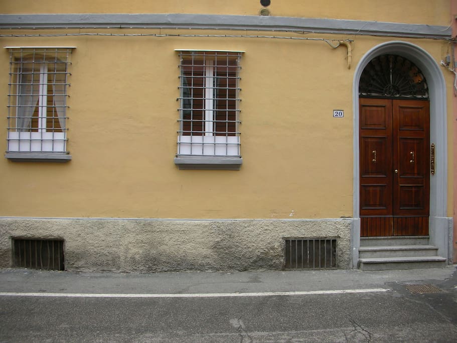 Ingresso edificio con le finestre delle camere da letto.