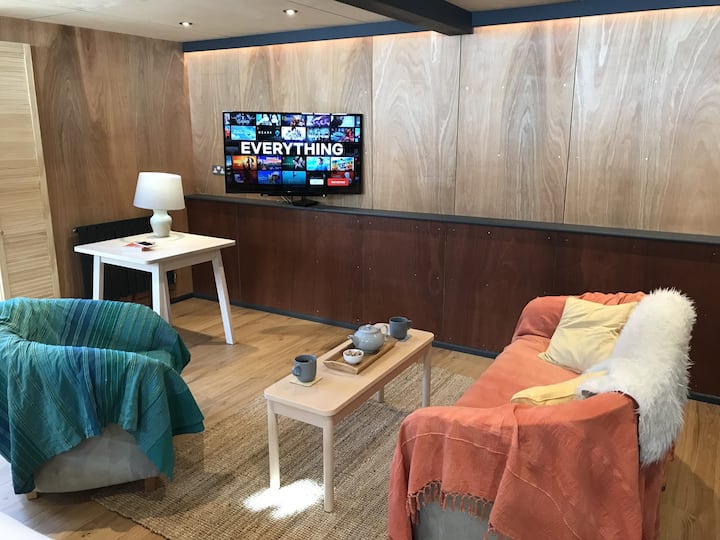 Modern 1-bed Studio Flat, Glastonbury Town Centre - グラストンベリー