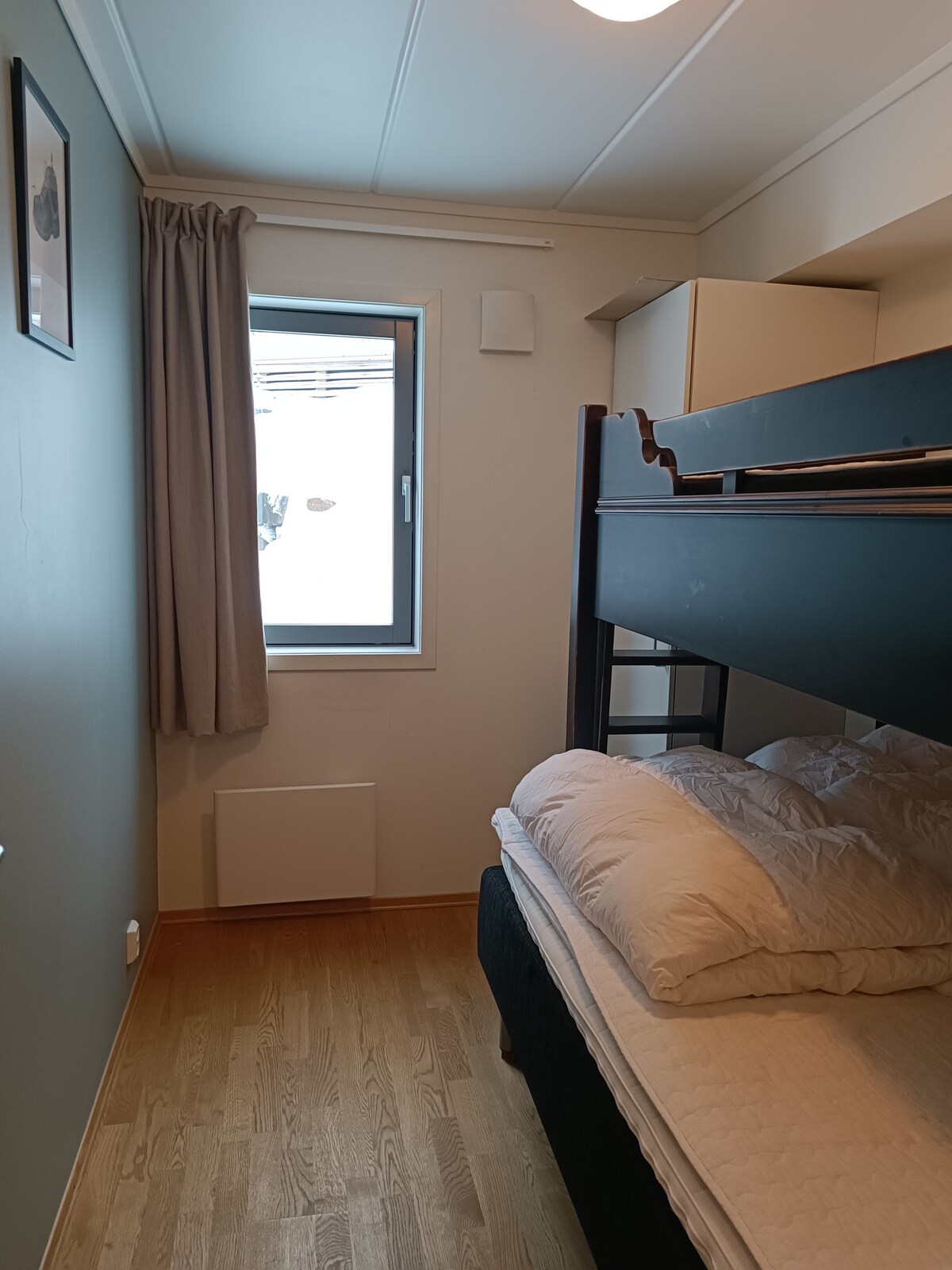 Საძინებელი 3 ოჯახური ორსართულიანობით. 120 სმ-ით ქვემოთ და 90 სმ-ით ზემოთ. 